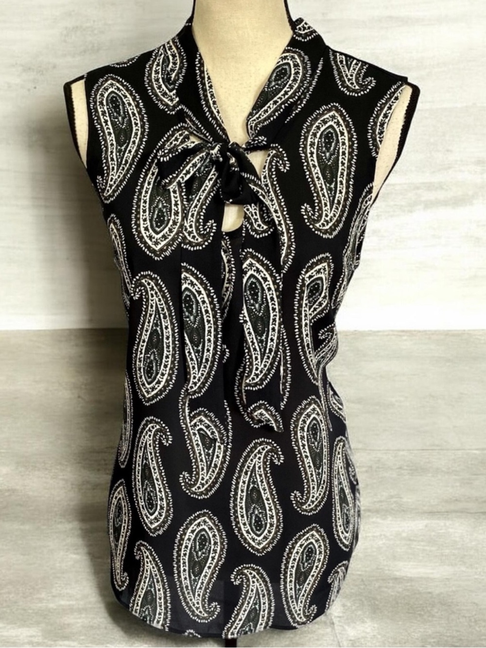 ANN TAYLOR Navy Blue & White Sleeveless Blouse Top Paisley Neck Tie Size Medium